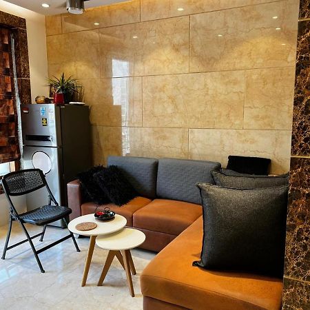Divine Studios Rajouri Garden ニューデリー エクステリア 写真