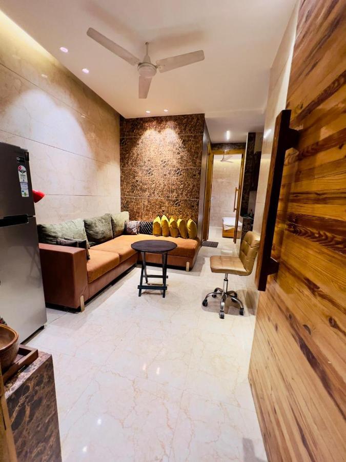 Divine Studios Rajouri Garden ニューデリー エクステリア 写真