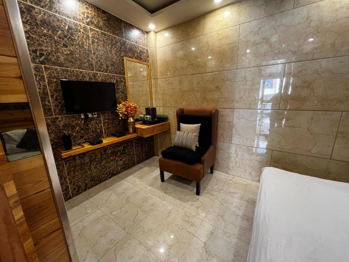 Divine Studios Rajouri Garden ニューデリー エクステリア 写真