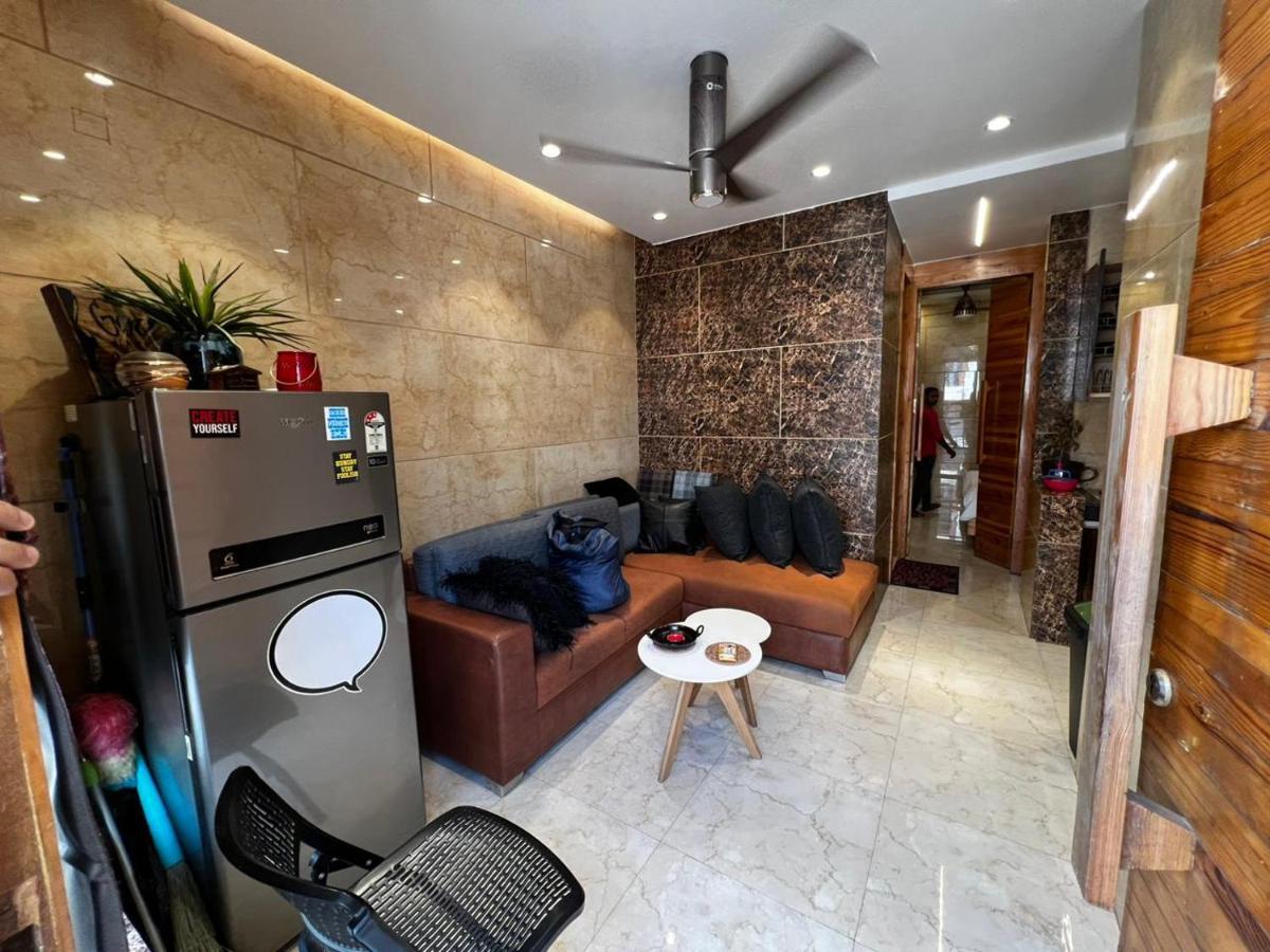 Divine Studios Rajouri Garden ニューデリー エクステリア 写真