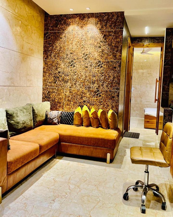 Divine Studios Rajouri Garden ニューデリー エクステリア 写真