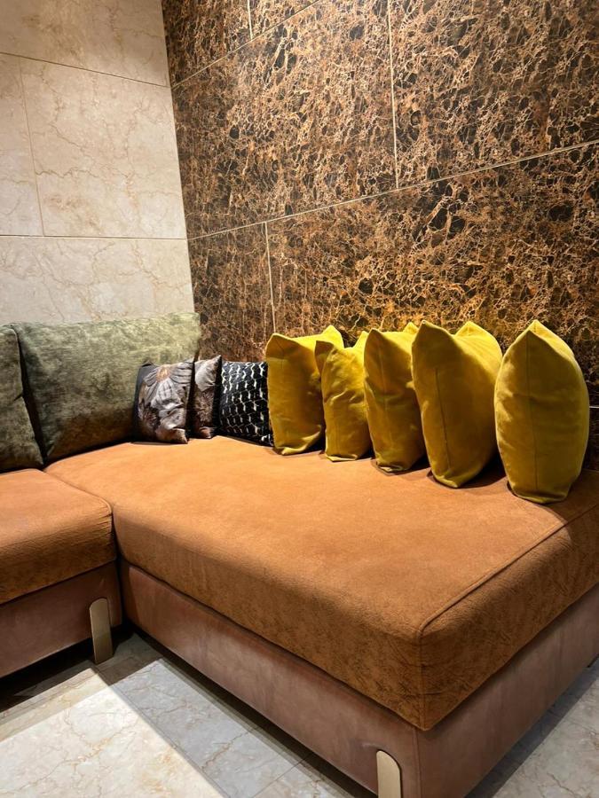 Divine Studios Rajouri Garden ニューデリー エクステリア 写真